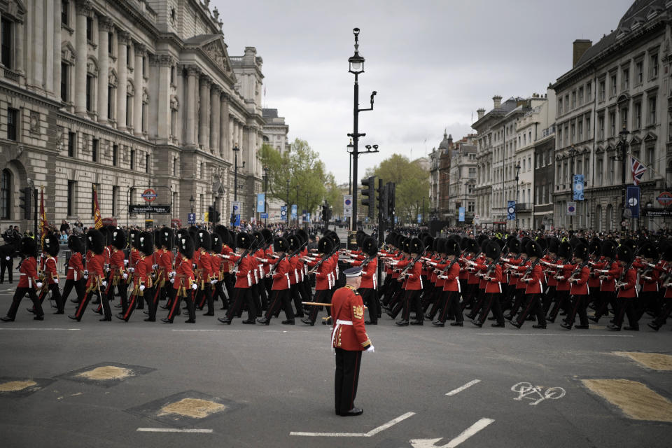 Militares marchan fuera del Palacio de Westminster antes de la coronación del rey Carlos III de Gran Bretaña en Londen, el sábado 6 de mayo de 2023. (Foto AP/Markus Schreiber)