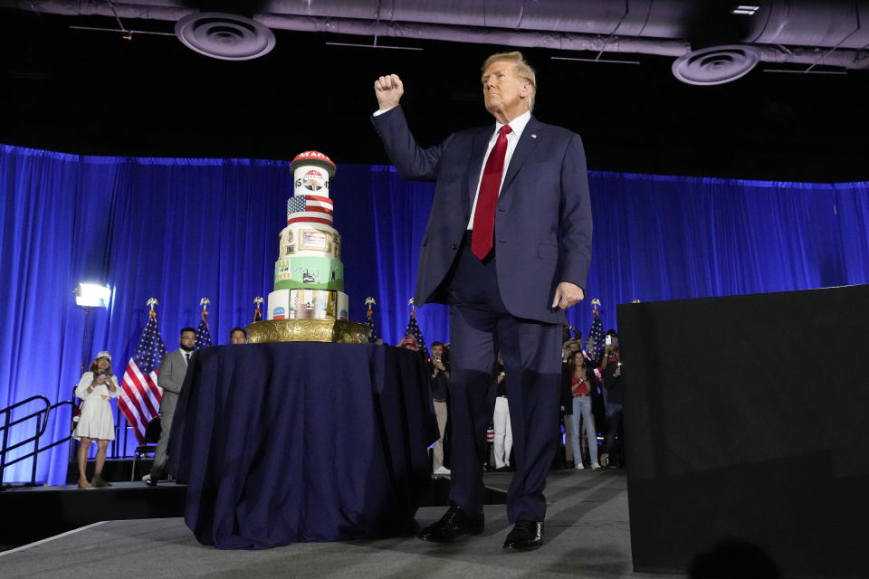 El expresidente Donald Trump, candidato republicano a la presidencia, cierra un puño tras hablar en el festejo por su cumpleaños organizado por Club 47, el viernes 14 de junio de 2024, en West Palm Beach, Florida. (AP Foto/Gerald Herbert)