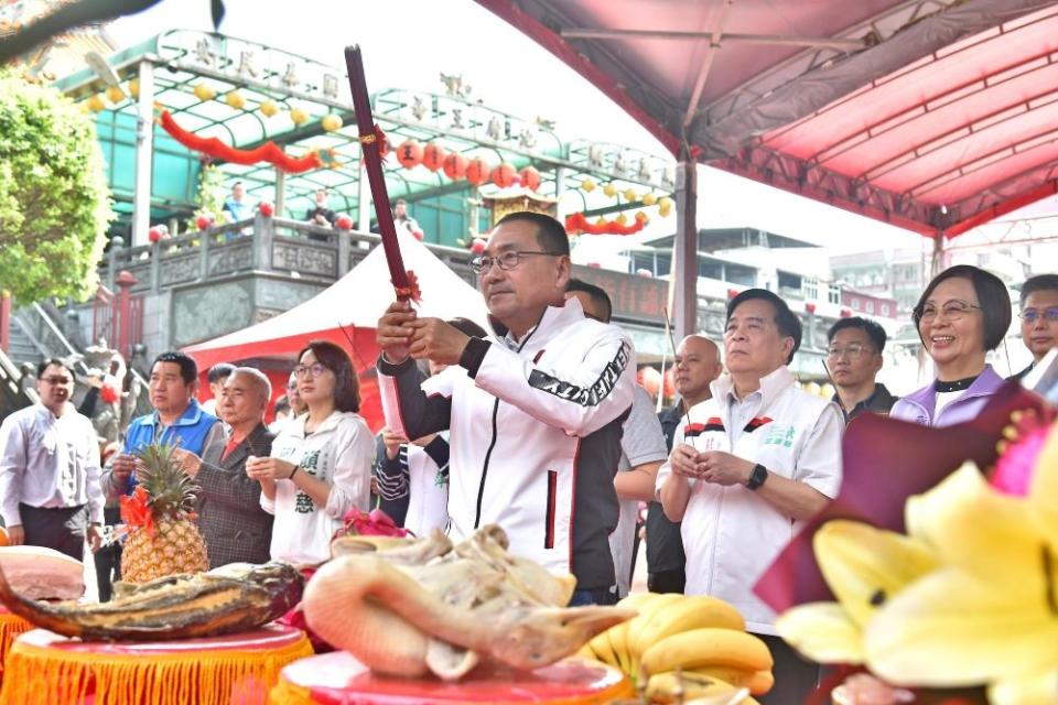 《圖說》長安機械停車場改建工程動土典禮，市長侯友宜率施工團隊開工祝禱祈求施工順利。〈交通局提供〉