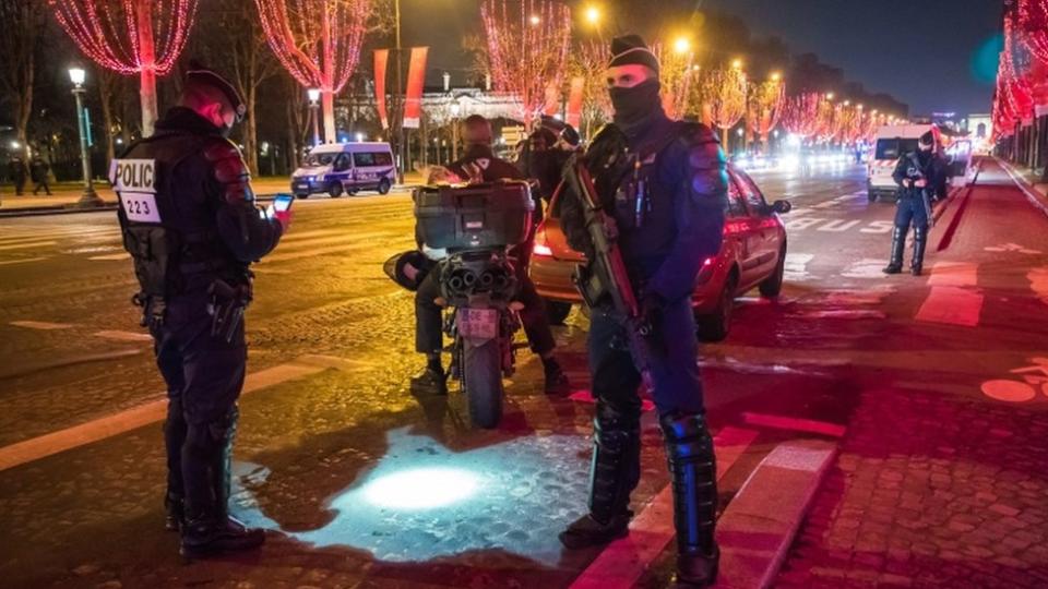 警方在巴黎市中心執行宵禁。
