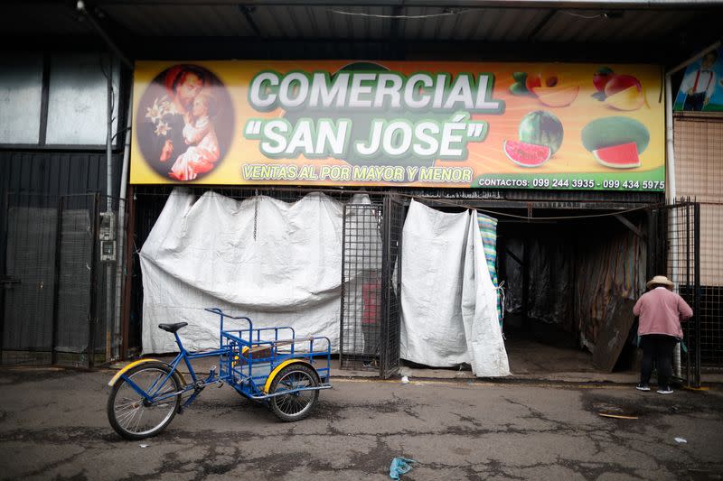 Suzana Sánchez cierra su frutería por falta de suministros tras las protestas antigubernamentales en Quito, Ecuador