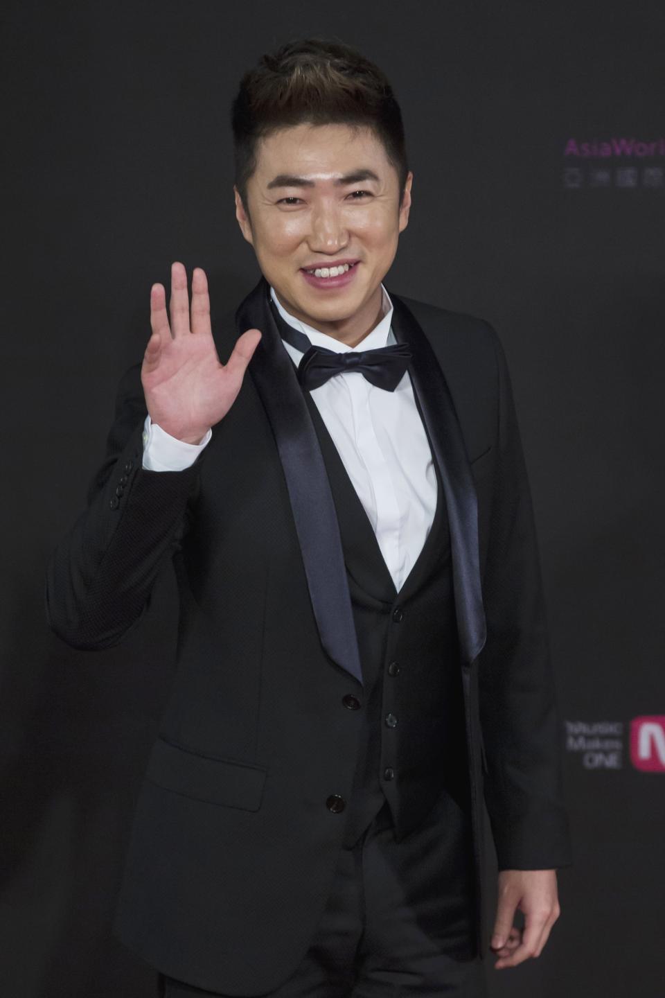 South Korean actor Jang Dong-min poses on the red carpet as he attends the 2014 Mnet Asian Music Awards (MAMA) in Hong Kong