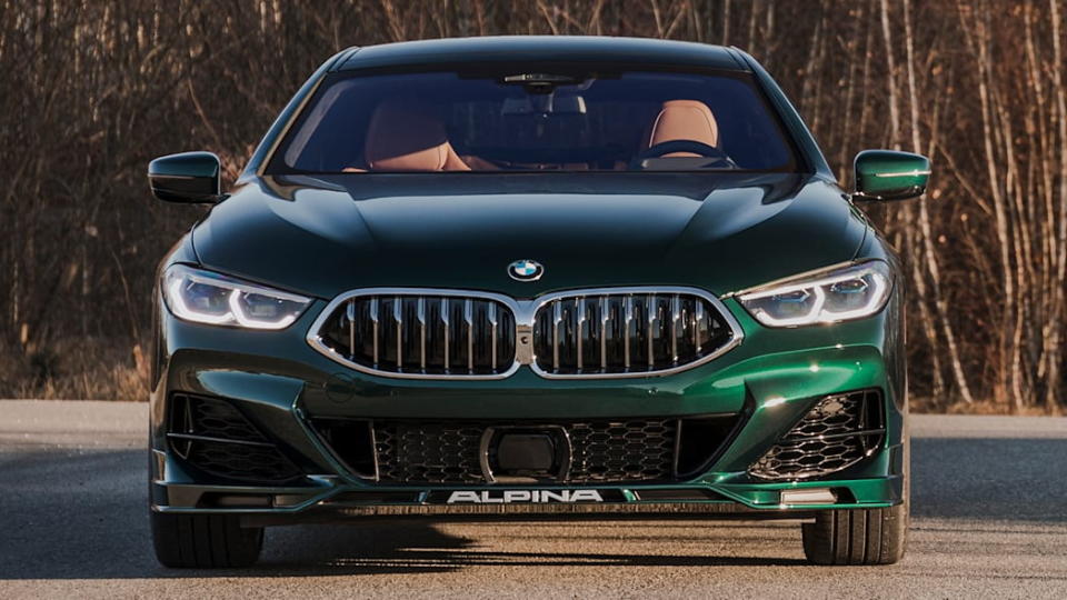 圖／2022 BMW Alpina B8 Gran Coupe光是車身墨綠色烤漆就很吸睛，外觀許多細節也費盡巧思，前保桿下方多了下擾流板，兩側的進氣壩顯得更加狂放。