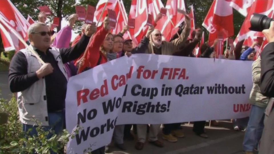 Von den umstrittenen Machenschaften der FIFA dürften mittlerweile auch jene mitbekommen haben, die sich wenig mit Fußball beschäftigen: öffentliche Proteste gegen die Vergabe der WM nach Katar und die Ausbeutung der Arbeiter im Wüstenstaat. (Bild: ScreenOcean/Reuters/Courtesy of)