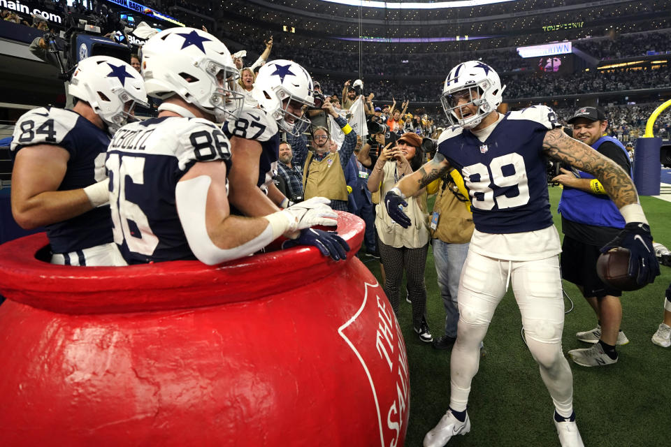 Dallas Cowboys tight end Peyton Hendershot (89) celebrates with Dalton Schultz (86), Sean McKeon (84) and Jake Ferguson (87) after scoring a touchdown against the New York Giants during the second half of an NFL football game Thursday, Nov. 24, 2022, in Arlington, Texas. (AP Photo/Tony Gutierrez)