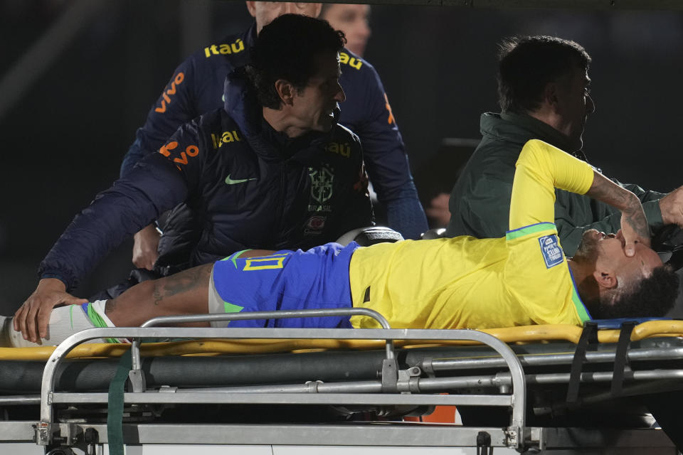 Neymar, de la selección de Brasil, es retirado de la cancha en camilla tras lesionarse en el encuentro de la eliminatoria mundialista ante Uruguay, el martes 17 de octubre de 2023 (AP Foto/Matilde Campodonico)