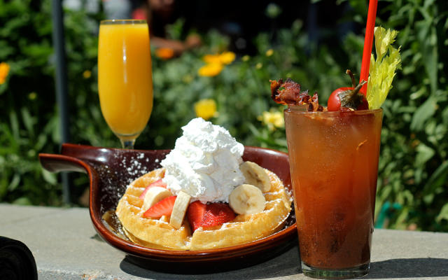 Boozy brunch: fruity mimosa recipe - Urbaine City