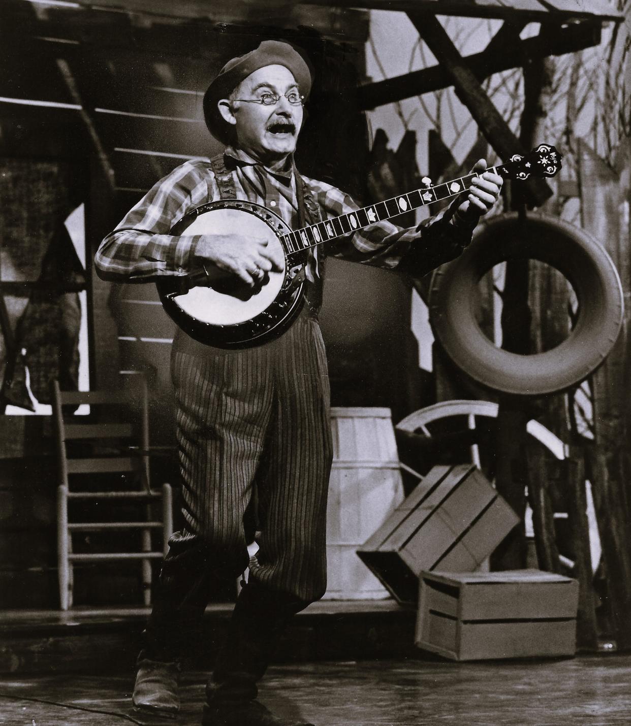 “Hee Haw” star Grandpa Jones, a former radio personality in Akron, plays the banjo in 1973.