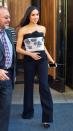 <p><span><span><span>Es müssen nicht immer kurze Röcke sein, um ihre Figur zu betonen: In diesem trägerlosen Jumpsuit vor dem NBC-Gebäude in New York zeigte sich Meghan Markle 2015 betörend wie eh und je. (Bild: Getty Images)</span></span></span> </p>