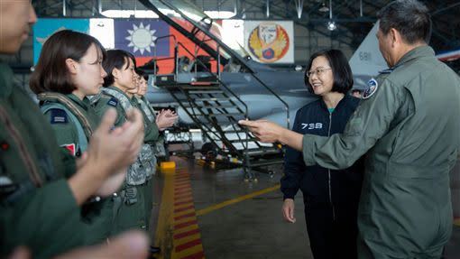 中共解放軍，上月31日派出2架殲11戰機越過台海中線挑釁，我空軍也立刻派出戰機升空攔截。