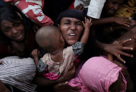 Rohingya refugees scuffle as they wait to receive relief aid at Kutupalong refugee camp, near Cox's Bazar, Bangladesh, November 28, 2017. REUTERS/Susana Vera