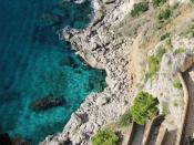 Blick ins türkise Wasser: Die Via Krupp ist einer der schönsten Wege auf Capri, doch wegen Steinschlaggefahr ist er derzeit gesperrt. Foto: Hilke Segbers