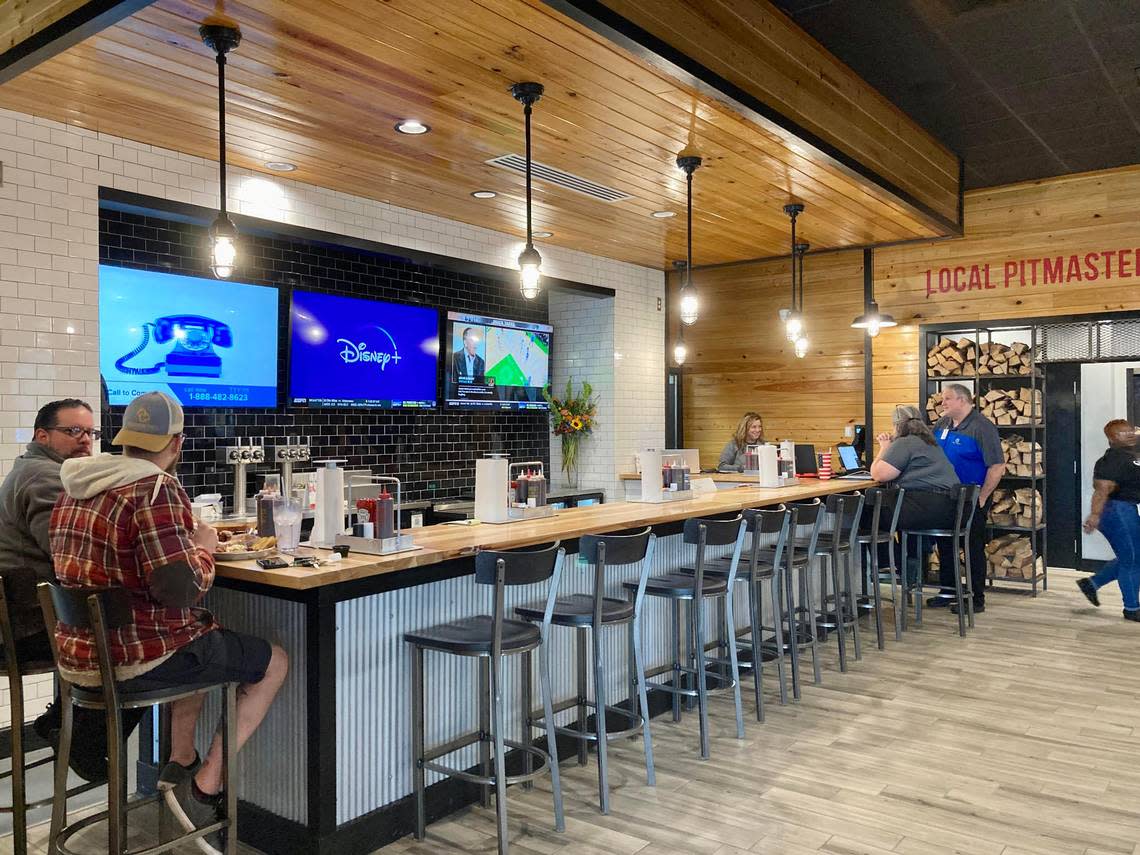The new Sonny’s BBQ at 5811 Zebulon Road in Macon has a full-service bar. Becky Purser/The Telegraph