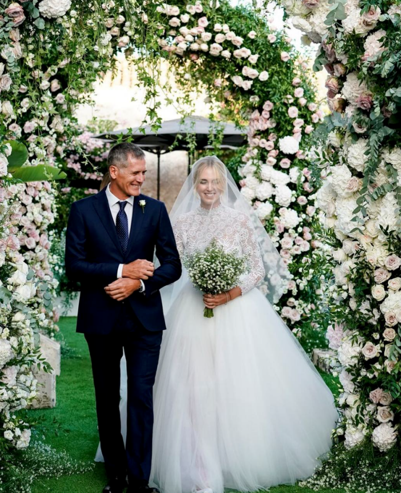 Chiara Ferragni wird bei ihrer Hochzeit den Gang hinunter begleitet. (Foto: Instagram chiaraferragni)