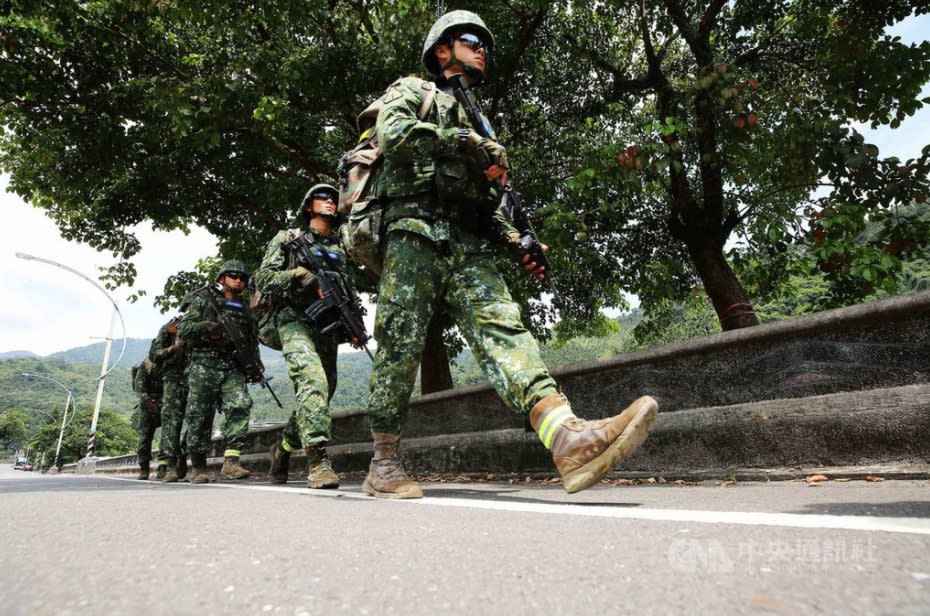 國防部今天表示，已強化現行4個月軍事訓練役課程強度與標準，例如，實彈射擊由88發增至262發、行軍訓練增至20公里，並將體適能、城鎮戰鬥教練等課目列為重點。圖為特戰人員於宜蘭行軍畫面。(檔案照)