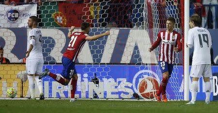 Atletico Madrid's Luciano Vietto (2nd R) celebrates after scoring a goal during their Spanish first division derby soccer match against Real Madrid at the Vicente Calderon stadium in Madrid, Spain, October 4, 2015. REUTERS/Sergio Perez