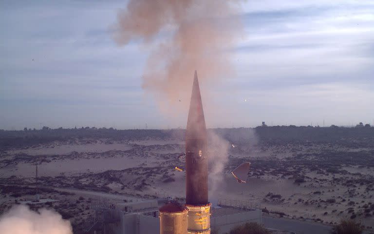 Una foto proporcionada por el Ministerio de Defensa israelí el 3 de enero de 2014 muestra el lanzamiento de un misil interceptor 