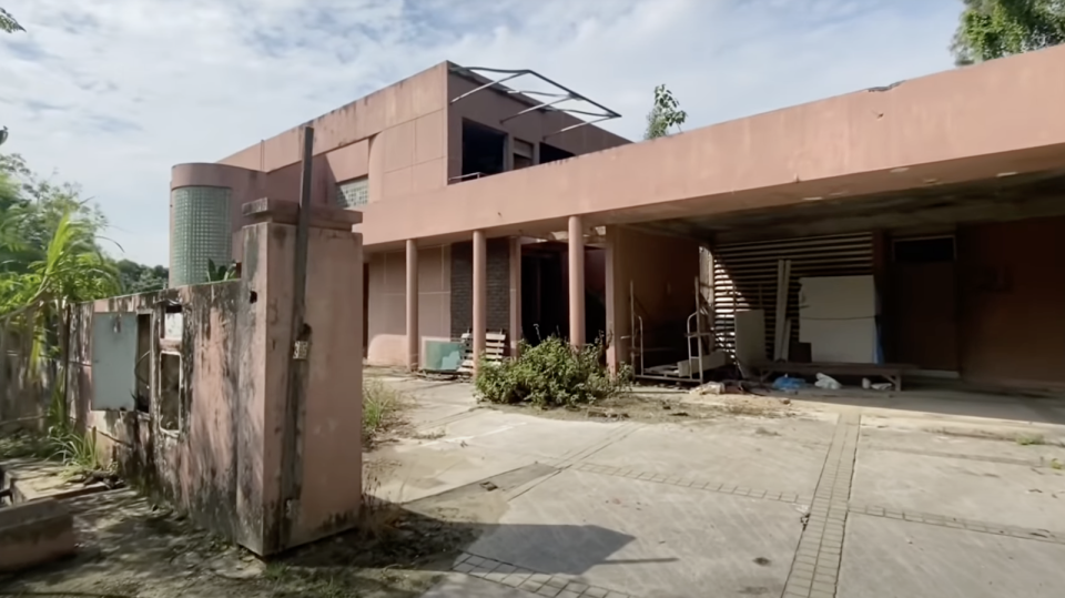 The outskirts of Mona Fandey's abandoned house.