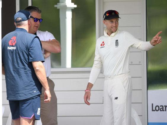 Giles chats with Root (Getty)