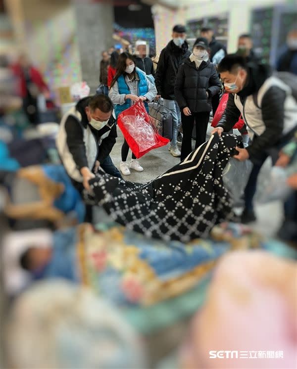 天氣冷颼颼，許多街友禦寒物資缺乏，中華大家功德會連日送暖，希望能幫助他們度過寒冬。（圖／中華大家功德會授權提供）