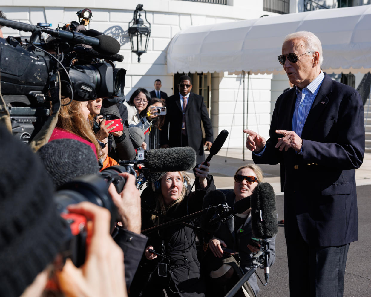El presidente Joe Biden posa para una selfi durante una parada no anunciada en CJ’s Cafe, en el barrio de Baldwin Hills de Los Ángeles, el miércoles 21 de febrero de 2024. (Al Drago/The New York Times)
