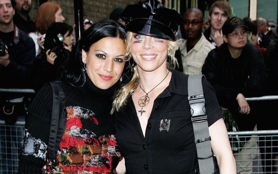 Befreundet ist Angela Gossow (rechts) übrigens auch mit einer anderen sehr prominenten Frontfrau. Cristina Scabbia (links) stammt aus Mailand. Die attraktive Sängerin hat mit ihrer Band Lacuna Coil einem prägnanten Metalsound zu weltweitem Erfolg verholfen. (Bild: Gareth Cattermole/Getty Images)