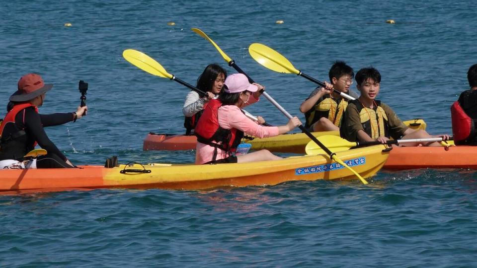 三芝國中辦理獨木舟親子體驗活動，孩子邀請媽媽與家人，攜手同遊北海岸白沙灣水域，合力划行獨木舟。   圖：新北市教育局提供