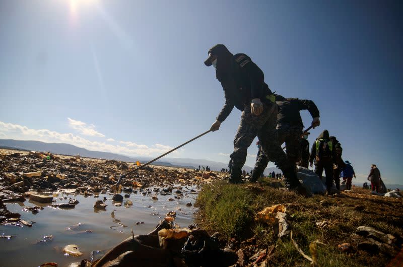 Voluntarios retiran plástico y otros restos que han contaminado y secado el Lago Uru Uru de Bolivia. Oruro, abril 2021. REUTERS/Claudia Morales