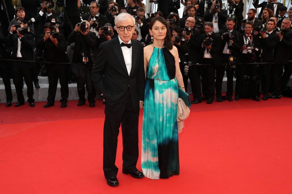 Als die Beziehung von Woody Allen und Soon-Yi Previn 1992 bekannt wurde, war es nicht nur der Altersunterschied von 35 Jahren, der für Aufregung sorgte: Die damals 22-Jährige war die Adoptivtochter von Allens damaliger Lebensgefährtin Mia Farrow! Das Skandalpaar heiratete 1997 und ist bis heute zusammen. (Bild: Neilson Barnard/Getty Images)