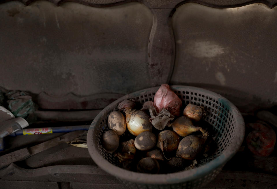 <p>Onions are seen at a house affected by the eruption of the Fuego volcano at San Miguel Los Lotes in Escuintla, Guatemala, June 8, 2018. (Photo: Carlos Jasso/Reuters) </p>