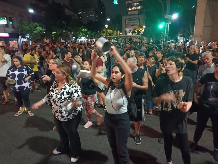 Cacerolazos en Scalabrini Ortíz y Av Corrientes. 20/12/23