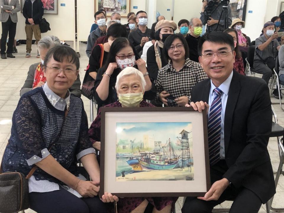 蘇振焜老師的家屬捐畫作給台南一中。（記者施春瑛攝）