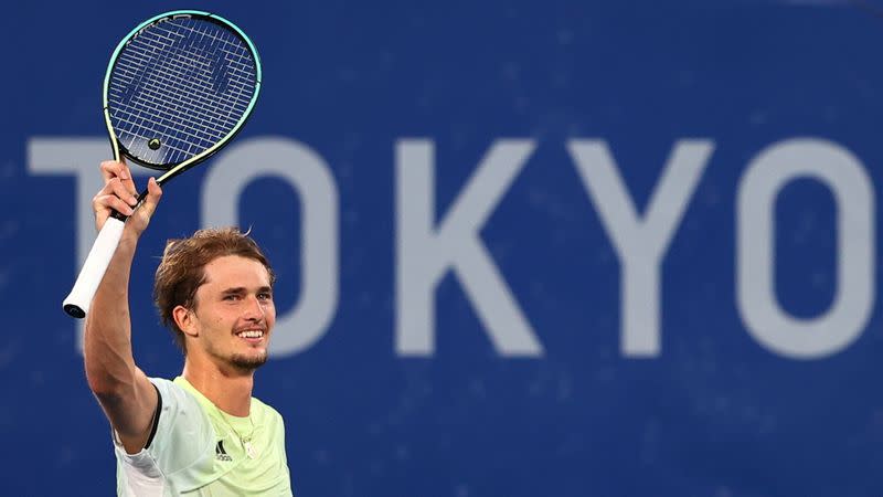 Foto del domingo del tenista alemán Alexander Zverev en el podio con su medalla tras ganar el oro en los Juegos de Tokio.