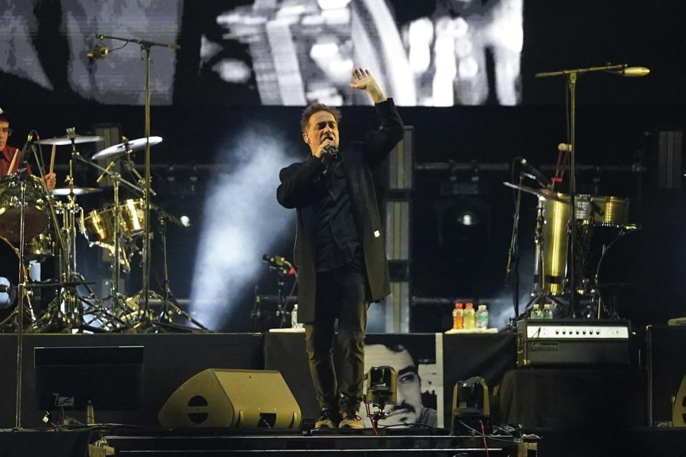 Vicentico, el vocalista de la banda de rock argentina Los Fabulosos Cadillacs, durante su concierto gratuito en el Zócalo de la Ciudad de México el sábado 3 de junio de 2023. (Foto AP/Aurea Del Rosario)