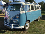 Bereits 1951 stellte VW das Sondermodell "Samba" auf der IAA in Frankfurt vor. Zur Ausstattung gehörten auch ein Röhrenradio und ein Faltschiebedach über dem Passagierbereich sowie 23 Fenster, wovon die beiden hinteren Eck- und die acht Dachfenster aus 4 mm starkem, gewölbtem Plexiglas gefertigt waren. Sicht-Freiheit pur! (Bild-Copyright: jacco_2010/Instagram)