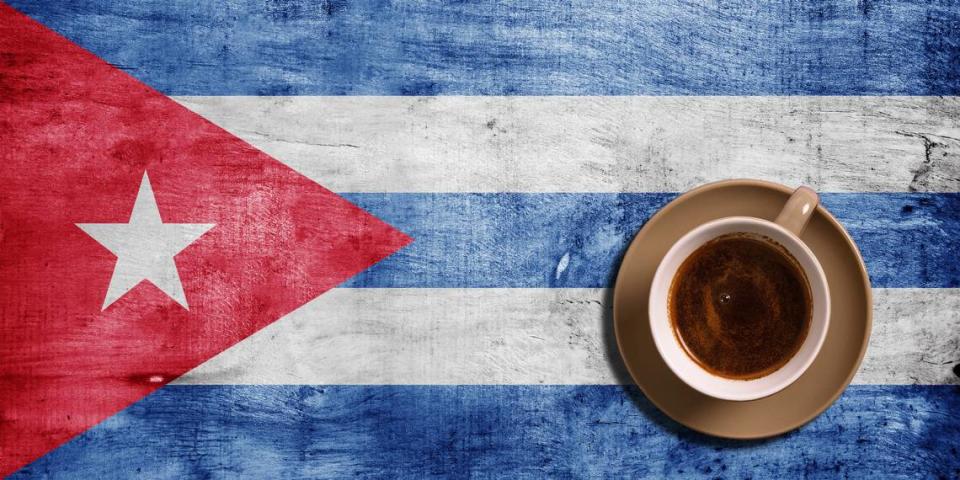 Café cubano y la bandera de Cuba