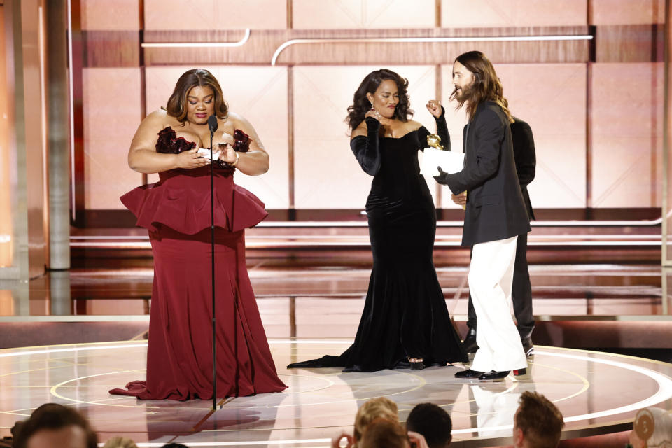 En esta imagen proporcionada por CBS, Da'Vine Joy Randolph, izquierda, recibe el premio a la mejor actriz de reparto por su papel en "The Holdovers" en la 81a edición de los Globos de Oro el domingo 7 de enero de 2024, en el Hotel Beverly Hilton en Beverly Hills, California. (Sonja Flemming/CBS via AP)