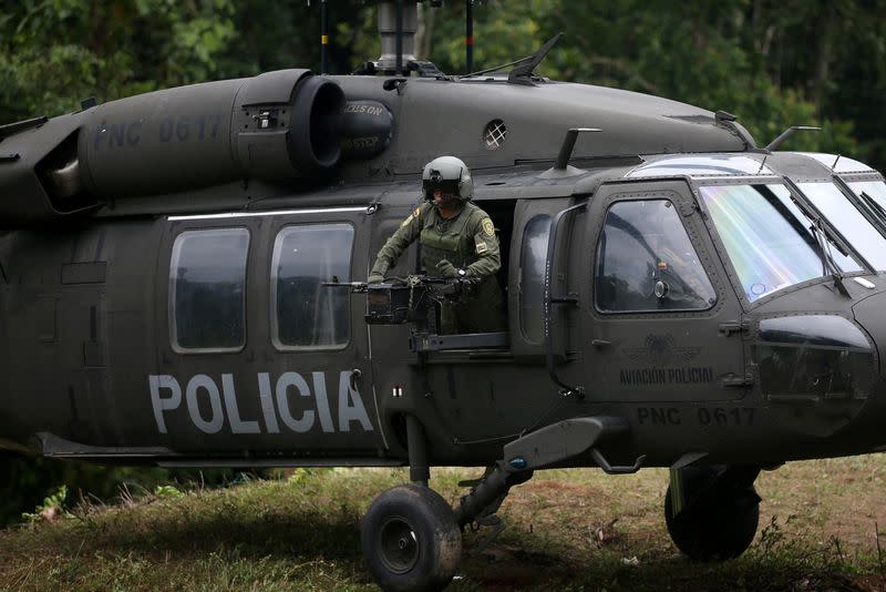 Foto de archivo. Un helicóptero con policías antinarcóticos aterriza en una plantación de hoja de coca en Tumaco