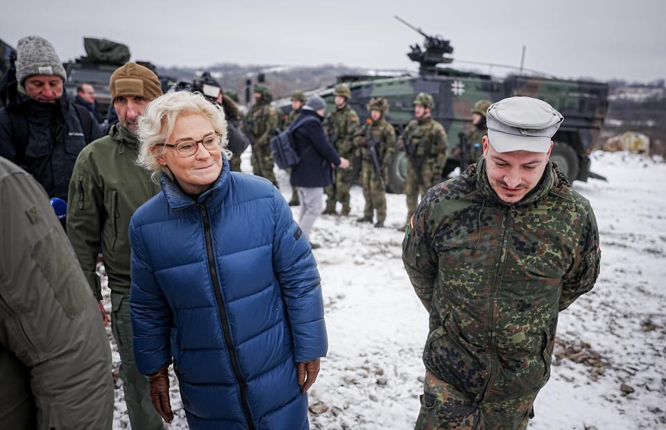 Bundesverteidigungsministerin Christine Lambrecht (SPD) bekommt für ihre Neujahrsansprache viel Kritik. Auch Forderungen nach einer Entlassung werden laut. - Copyright: picture alliance/dpa | Kay Nietfeld