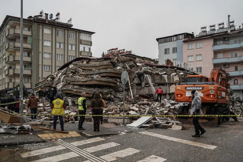 建築物的耐震度不佳導致地震傷亡慘重。（圖／達志／美聯社）