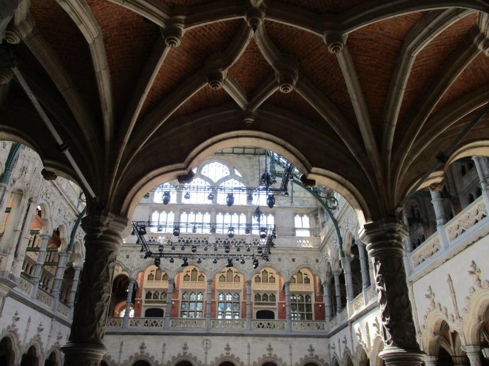 La antigua Bolsa de Comercio (Handelsbeurs), un edificio con influencias góticas y renacentistas que data del siglo XVI, pero que fue reconstruido después del incendio de 1858.