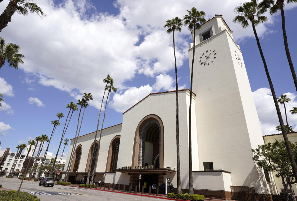 El exterior de Union Station en Los Angeles el 23 de marzo de 2021. La ceremonia de los premios Oscar se transmitirá por primera vez desde este sitio histórico el domingo 25 de abril de 2021. (AP Foto/Chris Pizzello)