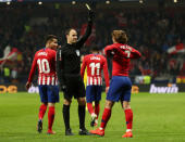 Soccer Football - Copa del Rey - Round of 16 - Second Leg - Atletico Madrid v Girona - Wanda Metropolitano, Madrid, Spain - January 16, 2019 Atletico Madrid's Antoine Griezmann is shown a yellow card by referee Antonio Mateu Lahoz REUTERS/Sergio Perez