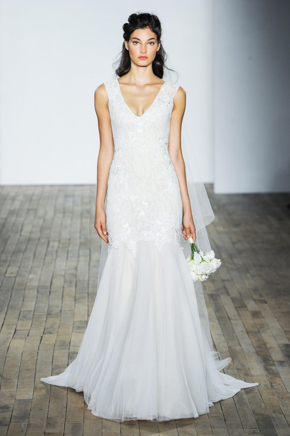 <p>Understated but still absolute bridal goals.</p>