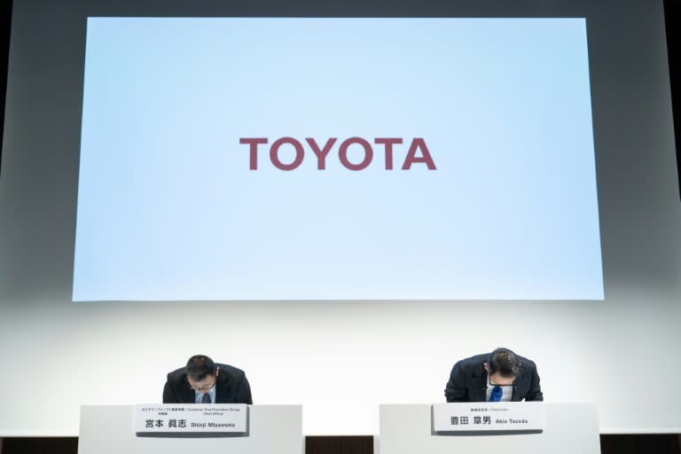 Dos directivos de Toyota se inclinan durante una rueda de prensa que dieron el 3 de junio de 2024 en Tokio (Yuichi Yamazaki)