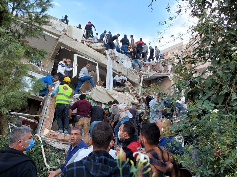 Residentes y funcionarios buscan supervivientes en la provincia turca de Izmir tras un terremoto