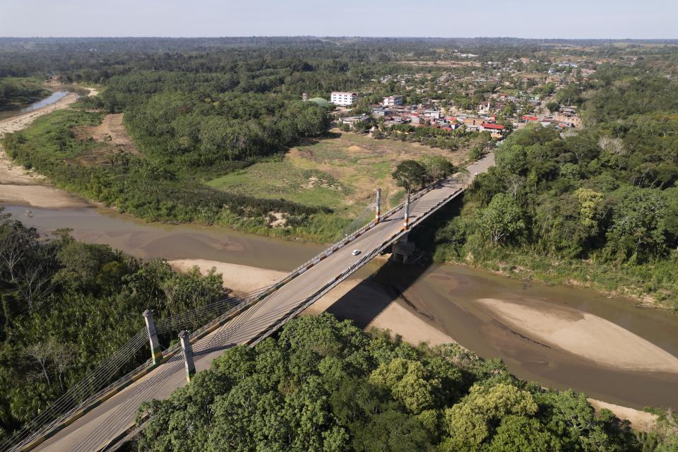 En la imagen, vista del puente que conectas Assis, en Brasil (izquierda), y Iñapari, Perú, el 20 de junio de 2024. Migrantes, policías, funcionarios y analistas afirman que la decisión de Joe Biden de suspender temporalmente el asilo ha generado una actitud de espera entre los migrantes que están en Brasil y han paralizado sus planes de llegar a Estados Unidos. (AP Foto/Martín Mejía)