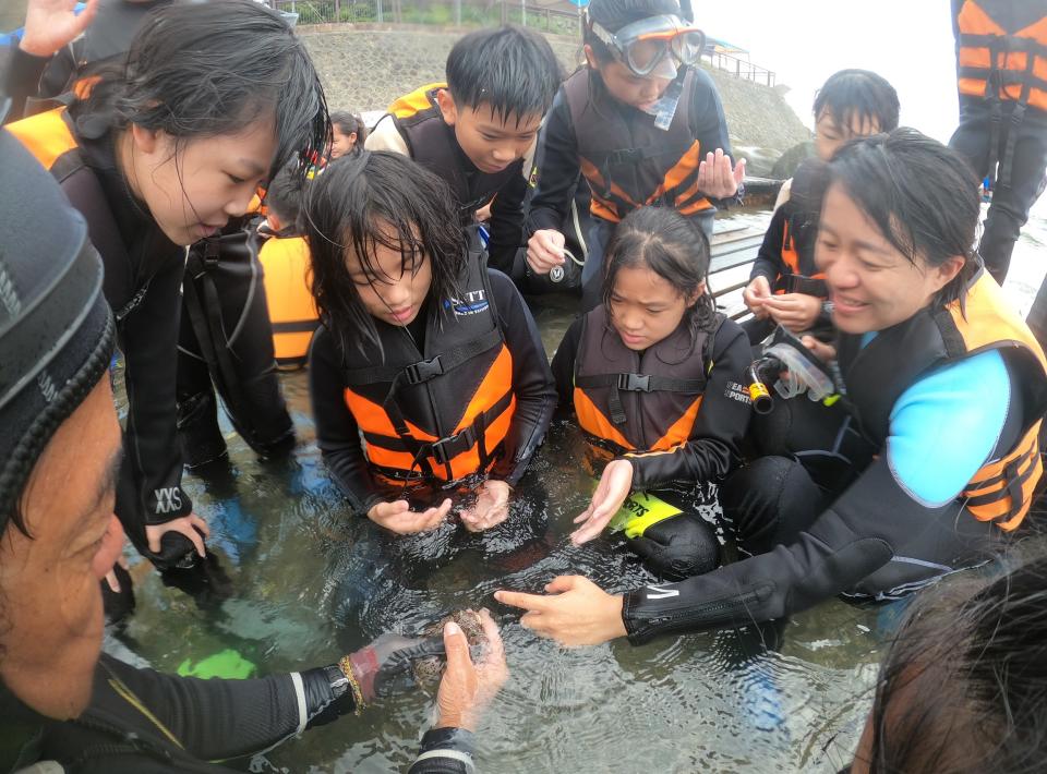 學生透過浮潛觀察海洋生物