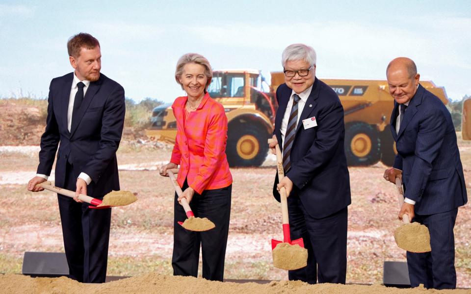 Minister-President of Saxony, Michael Kretschmer, European Commission president Ursula von der Leyen, TSMC boss C.C. Wei and German chancellor Olaf Scholz at a groundbreaking ceremony for the chip plant in Dresden