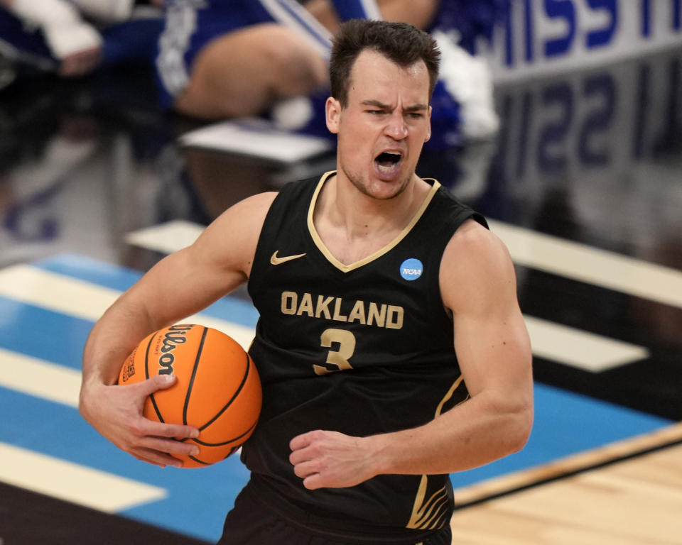 Oakland's Jack Gohlke celebrates as time runs out in the team's college basketball game against Kentucky in the first round of the men's NCAA Tournament in Pittsburgh, Thursday, March 21, 2024. Oakland won 80-76. (AP Photo/Gene J. Puskar)